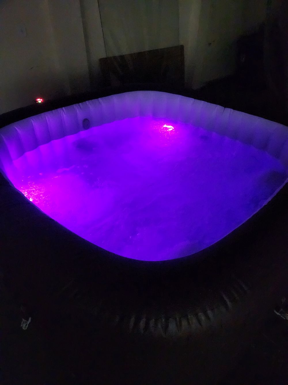 Banheira Ofurô Spa Inflável Maldives em uso à noite com LED